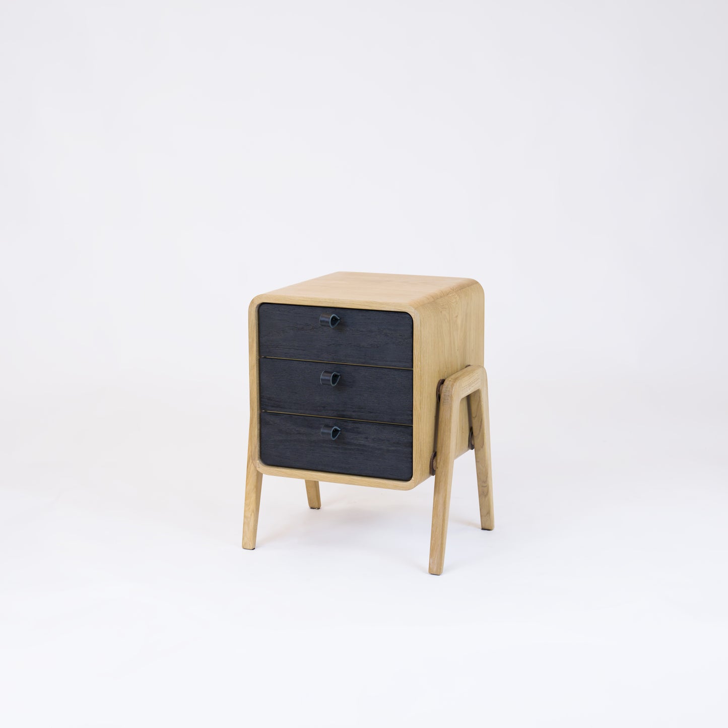 Low drawer unit nm31L. The main corpus is crafted from solid Norwegian oak, featuring 3 drawers with black oak front.