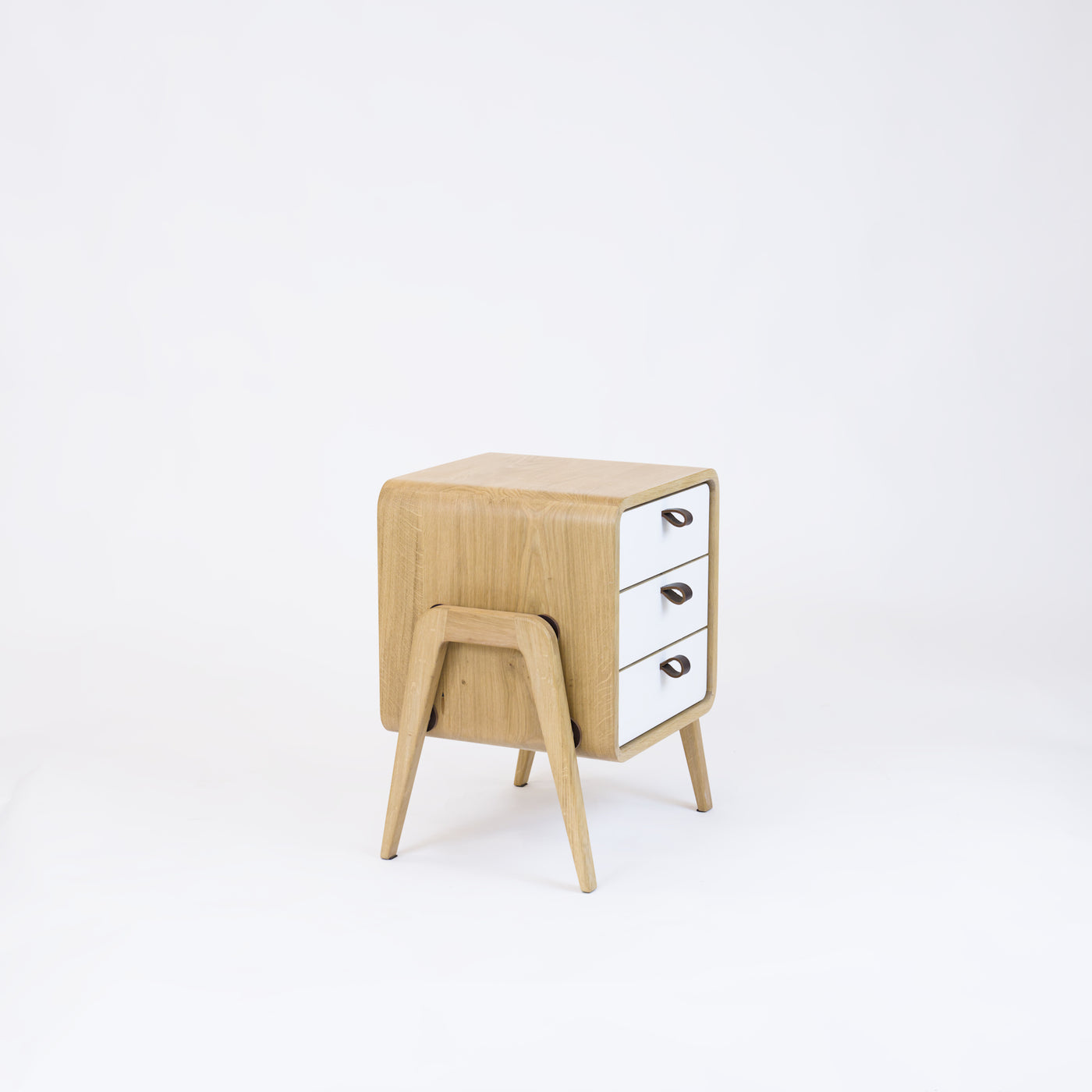Low drawer unit nm31L. The main corpus is crafted from solid Norwegian oak, featuring 3 drawers with white front.