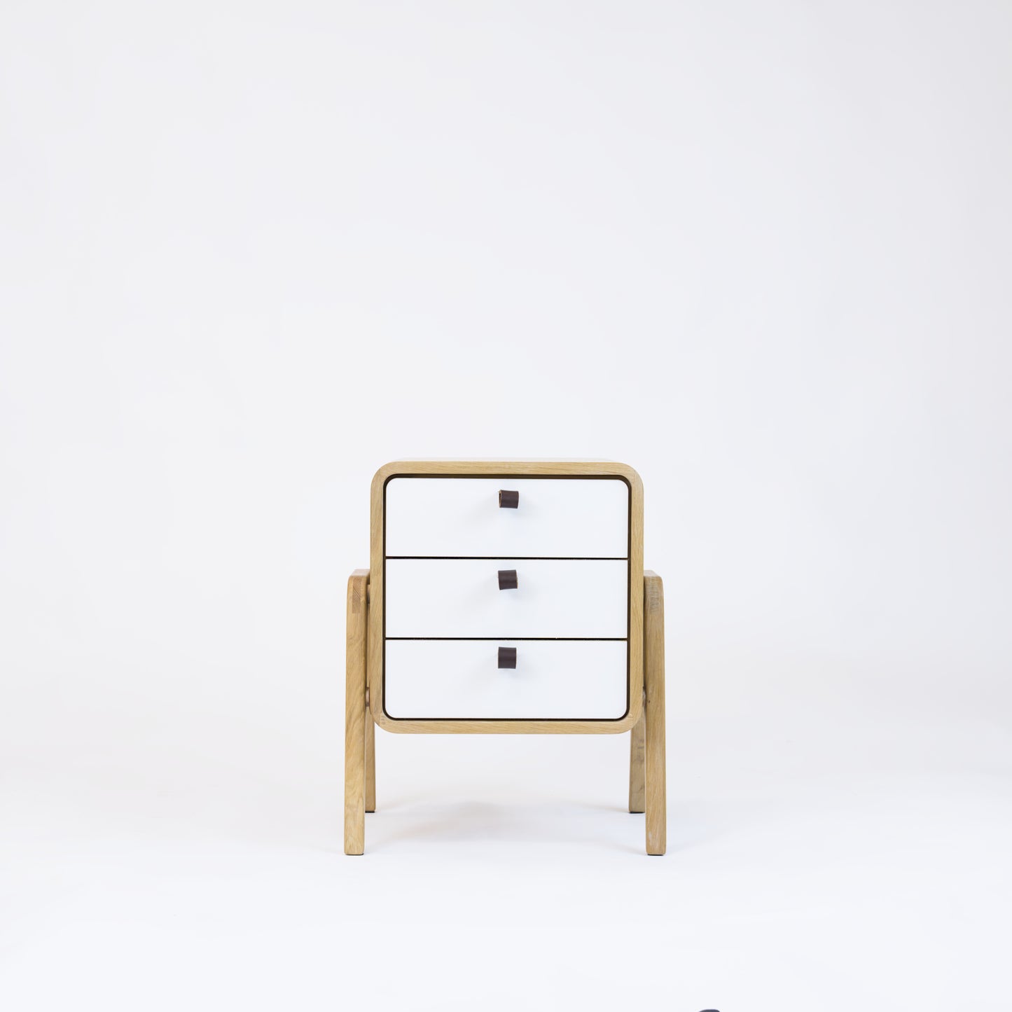 Low drawer unit nm31L. The main corpus is crafted from solid Norwegian oak, featuring 3 drawers with white front.